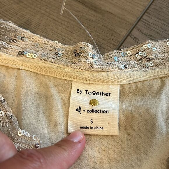 NWOT BY TOGETHER SEQUIN BUTTON DOWN OVERSIZED TUNIC CREAM AND GOLD SIZE SMALL - Picture 4 of 7